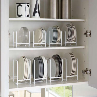 虽然小编家的碗碟也是用这种方式存放的，但是似乎还没有到这么强迫症的情况哦。按照材质大小分类~