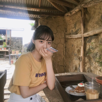 ins：pp__swan
参演韩剧学校2017的小姐姐 超喜欢她