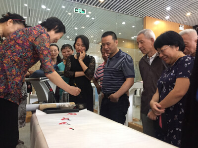 学员参与绘画互动