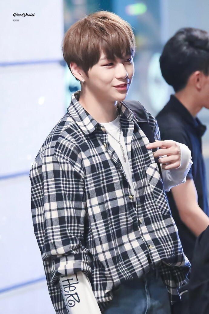 7878wannaone姜丹尼尔170827综艺你好录制上班饭拍高清crlogo