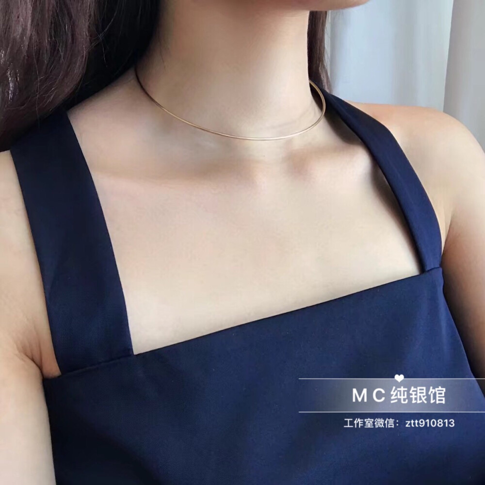 MC-【choker 】－金色项圈
去年出过一款银色的。但佩戴起来不是很舒适也不可调节。
这款改良的很完美。项圈粗细也适中。
戴上超有气质！自留推荐！可调节！
材质：925纯银电镀18k金
直径：12+4cm / 周长：37.6cm
▲请注意脖围！
此款长度偏短，购买请测量好尺寸。建议脖围细佩戴(请参考模特佩戴图)，否则效果不佳或无法佩戴。尺寸已标明，不接受围度问题的退换货。
▲纯银镀18k金:
关于纯银镀18k金材质说明一下：佩戴时尽量不要去碰化学品等 比如香水隔离霜之内或佩戴着洗澡泡温泉等， 否则容易褪色成银色。特别是硫磺，切记不要沾！总之，18k金非纯金材质，会随着佩戴和保养的时长慢慢褪表成银色，大概保色时长为半年至两年。 如不能接受 请勿拍。
希望各位宝宝购买前一定仔细阅读按方法保养，首饰和衣服皮具类一样都是易耗品，它们的寿命与我们的呵护度相关。佩戴方法很重要，希望宝宝们带回家后能爱它呵护好它们。