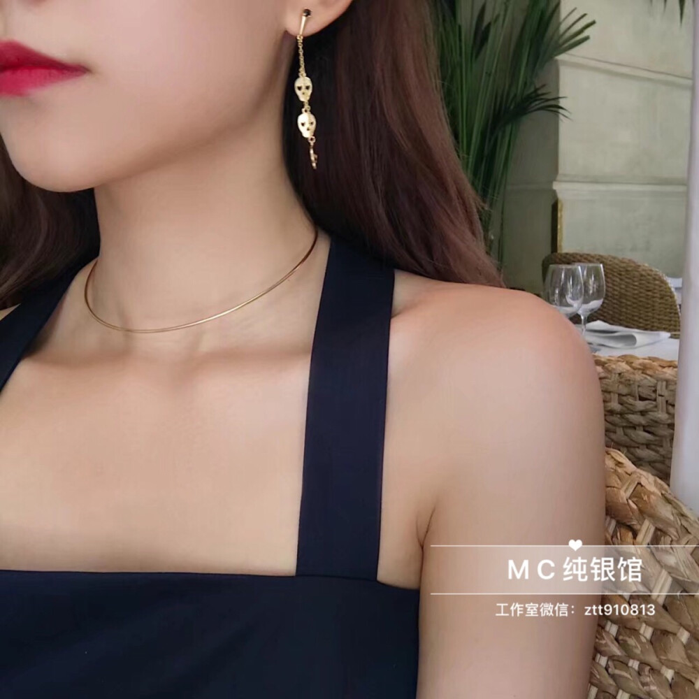 MC-【choker 】－金色项圈
去年出过一款银色的。但佩戴起来不是很舒适也不可调节。
这款改良的很完美。项圈粗细也适中。
戴上超有气质！自留推荐！可调节！
材质：925纯银电镀18k金
直径：12+4cm / 周长：37.6cm
▲请注意脖围！
此款长度偏短，购买请测量好尺寸。建议脖围细佩戴(请参考模特佩戴图)，否则效果不佳或无法佩戴。尺寸已标明，不接受围度问题的退换货。
▲纯银镀18k金:
关于纯银镀18k金材质说明一下：佩戴时尽量不要去碰化学品等 比如香水隔离霜之内或佩戴着洗澡泡温泉等， 否则容易褪色成银色。特别是硫磺，切记不要沾！总之，18k金非纯金材质，会随着佩戴和保养的时长慢慢褪表成银色，大概保色时长为半年至两年。 如不能接受 请勿拍。
希望各位宝宝购买前一定仔细阅读按方法保养，首饰和衣服皮具类一样都是易耗品，它们的寿命与我们的呵护度相关。佩戴方法很重要，希望宝宝们带回家后能爱它呵护好它们。