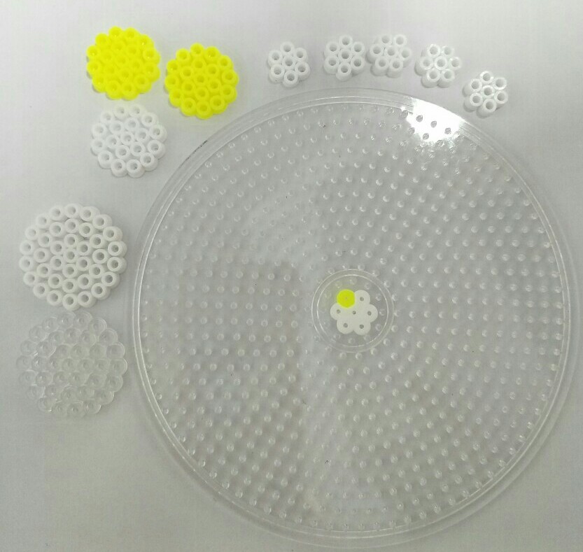 使用豆：5mm軟豆
材料：（只需要燙一面）
1-圓盤製作五個小白花
2-圓盤製作一個黃點小白花
3-圓盤製作一個中盤白花
（中花----中心一點外圍兩圈）
4-圓盤製作一個大白花
（大花----中心一點外圍三圈）
5-圓盤製作一個透明大花）
6-圓盤製作兩個黃色中花
原出處----我是參考影片製作方法：
http://www.meipai.com/media/507758740