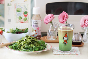 周三早餐：青酱意面+抹茶拿铁+蔬菜沙拉+草莓酸奶。
上周买了一大袋罗勒，摘一摘发现就一小碗，索性都做青酱吧，放在冰箱保存。吃的时候挖几勺，搭配意面，美味又省事[耶]！
其实想煮奶茶，后来不想再用一个锅子，就改成抹茶分层咖灰吧。 ​​​​
