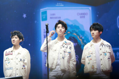 #TFBOYS# 时间总是猝不及防，像吉他手弹奏的歌，在指尖缓缓流淌；像钢琴家演奏的曲，在指尖轻轻跳跃；像舞者灵动的舞，在空中灿烂划过。翻开回忆的日记本，心随过往。曾经青涩稚嫩，曾经纯真迷茫。...展开全文c