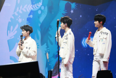 #TFBOYS# 时间总是猝不及防，像吉他手弹奏的歌，在指尖缓缓流淌；像钢琴家演奏的曲，在指尖轻轻跳跃；像舞者灵动的舞，在空中灿烂划过。翻开回忆的日记本，心随过往。曾经青涩稚嫩，曾经纯真迷茫。...展开全文c