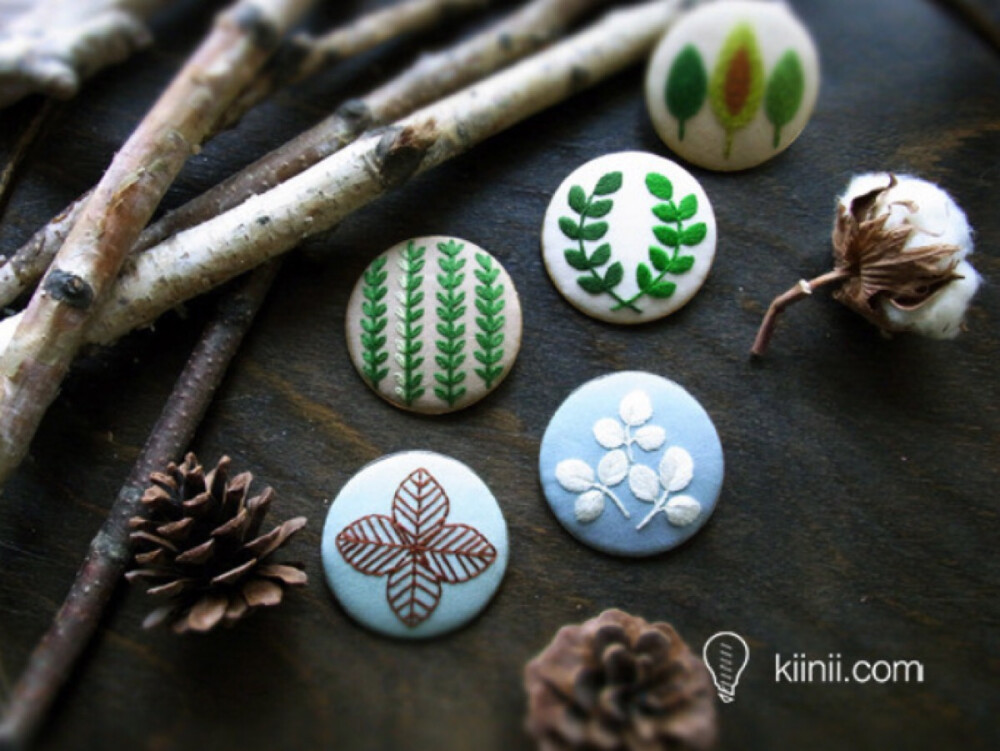 日本刺绣艺术家/刺繍作家浅贺菜绪子(日文名字 ポントマリ，英文名字 Naoko Asaga)，在呉服屋（和服店）工作室，学会了刺绣，并很快展现了刺绣方面的天赋。
2012年，正式的独立成为刺绣艺术家，擅长法国刺绣和日本刺绣，作品细腻而清新。除刺绣外，还出版了「物語からうまれた刺繍とノスタルジックな布小物」，中文版本《浅贺菜绪子-刺绣物语布小物图案教程》。