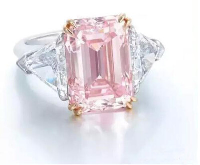 有色钻戒(Colored Diamond Ring)在克里斯蒂拍卖行的成交价为12643776美元，这枚钻戒上的粉钻被美国宝石学会认定为IIa型，标志着这块粉钻是全世界从化学成分来看最纯正的钻石。
矩形切割有色钻戒，重量5.18克拉