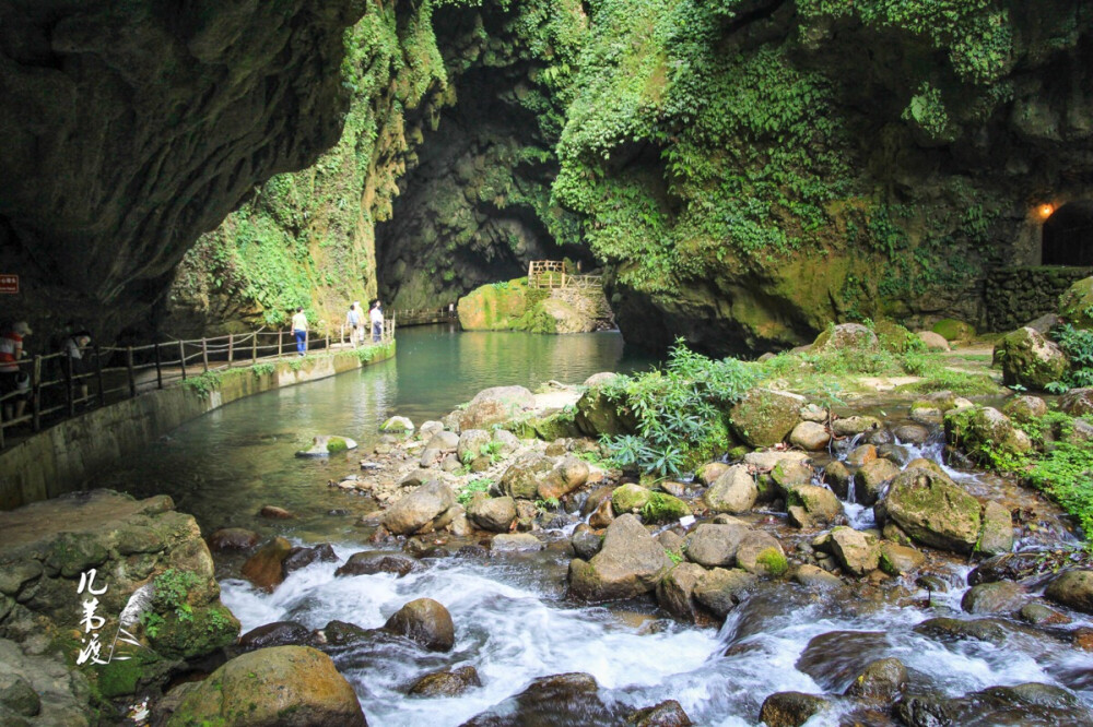 广西通灵大峡谷
这处大峡谷位于靖西县，由念八峡、铜灵霞、古劳峡、新灵峡、新桥峡组成，总长10多公里。瀑布、暗河、溪流、洞穴、古人遗迹、原始植被，……走进大峡谷，沿着石梯一路向下，不由得想起了《盗墓笔记》秦岭神树那一集，…… ​​​