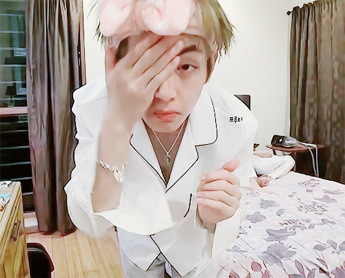 金泰亨 泰泰V GIF动图