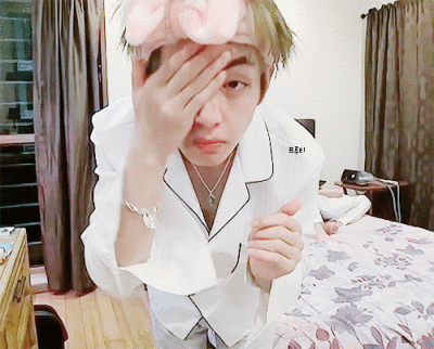 金泰亨 泰泰V GIF动图