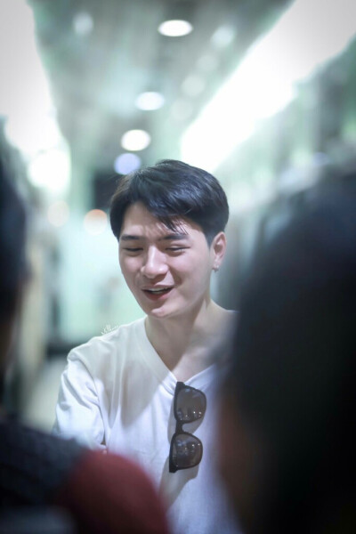 KristPerawat 泰剧一年生 暖暖 阿日学长 Arthit 王慧侦
cr.twitter:@MilkmenFL