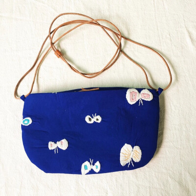 手工刺绣蓝色蝴蝶小挎包