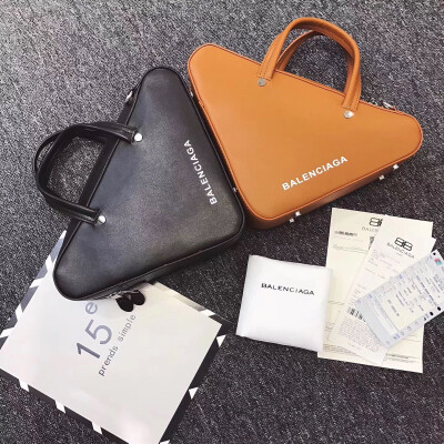 balenciaga 巴黎世家
这一季大胆呈现三角包 balenciaga标示 内里非常粗暴 容量满满 深受各大时尚博主追捧~
这个有大号和小号的~