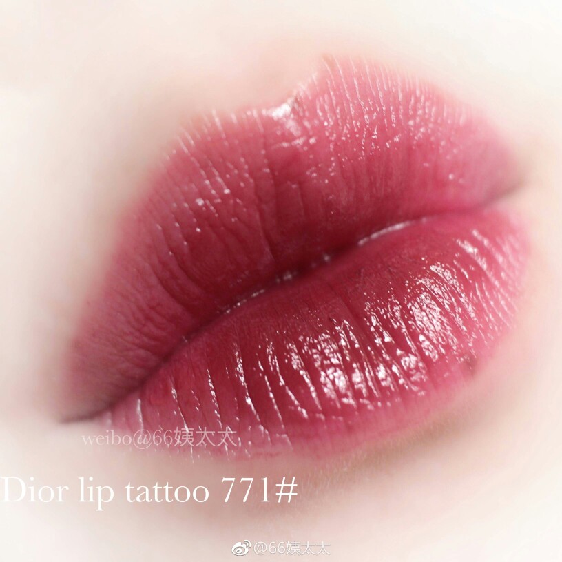 || DIOR ADDICT LIP TATTOO
DIOR染唇液771
是这个系列我买的第一支颜色 一见钟情
像是喝完红酒桑格利亚在嘴巴上留下的颜色
樱桃浆果红 超级显白
质地水润 涂上去有感觉到凉凉的薄荷感
干了之后不掉色 非常！持久！所以卸的时候要稍微注意卸干净
@66姨太太