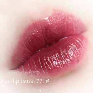 || DIOR ADDICT LIP TATTOO
DIOR染唇液771 
是这个系列我买的第一支颜色 一见钟情
像是喝完红酒桑格利亚在嘴巴上留下的颜色
樱桃浆果红 超级显白
质地水润 涂上去有感觉到凉凉的薄荷感
干了之后不掉色  非常！持久！所以卸的时候要稍微注意卸干净
@66姨太太