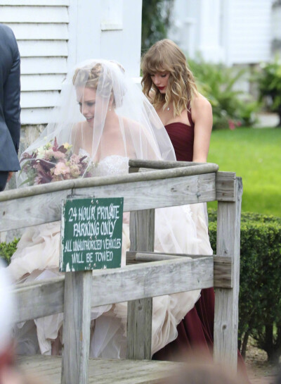 霉霉Taylor Swift今天参加闺蜜Abigail的婚礼！