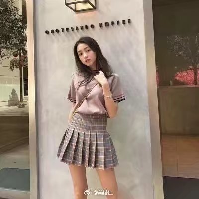 不知道穿什么的日子里，彩色短T是最实用的。