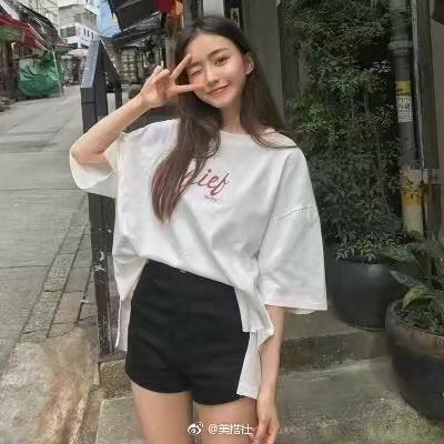 不知道穿什么的日子里，彩色短T是最实用的。