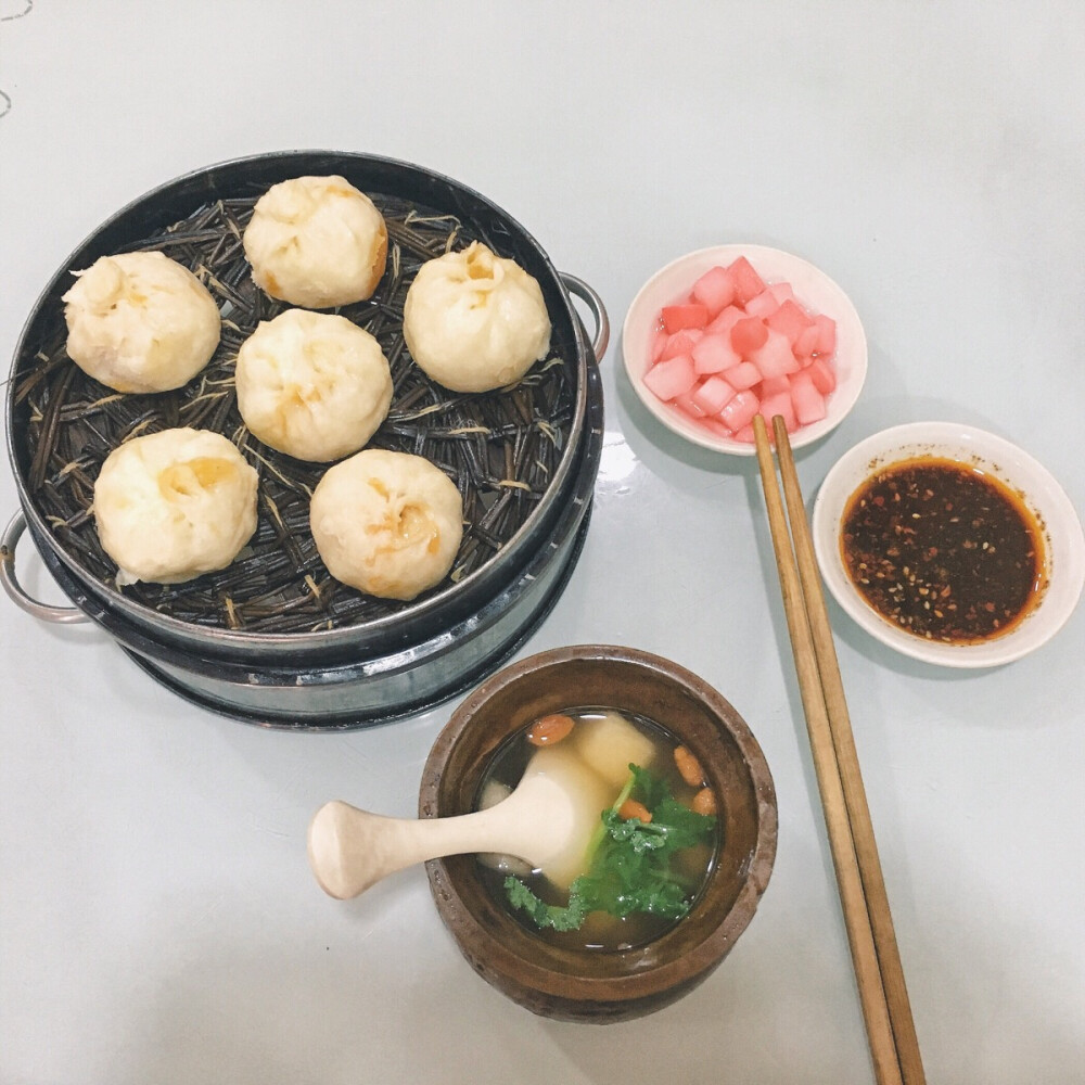 2017.8.28早餐记录：茶树菇乌鸡汤+小笼包+泡菜【泡菜是店家送的】