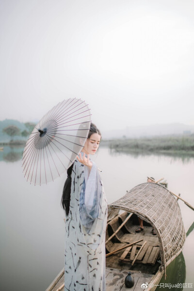 倚楼听风雨，淡看江湖路。