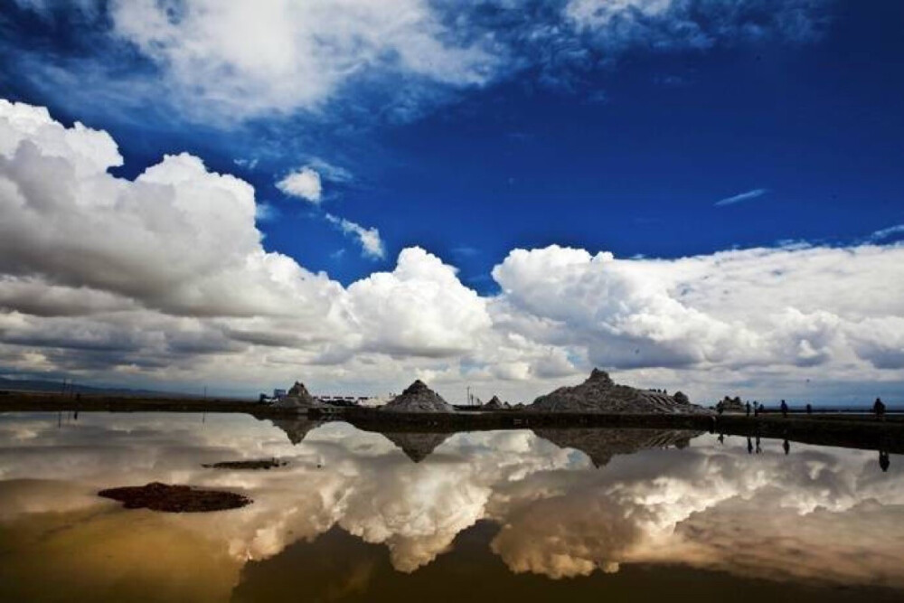 茶卡盐湖一面天然的“天空之镜”，踏著湖水和雲彩，想帶你去擁抱，整個世界。