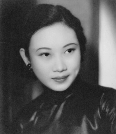 胡蝶(1908.3.23－1989.4.23)，原名胡瑞华，民国第一美女，中国早期最著名的影星，生于上海，祖籍广东鹤山。胡蝶是横跨中国默片时代和有声片时代的电影皇后，被誉为“中国的葛利泰· 嘉宝”。