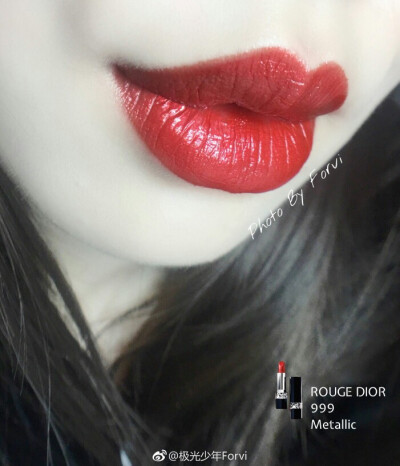 ROUGE DIOR 迪奥 金属 999 Metallic 试色
金属999，新色，大红底色加入细密闪片，没到没朋友了，而且并不会因为加了闪就变得不日常，绝对的锦上添花，有点像唇膏版ysl46唇釉，值得买！
@极光少年forvi