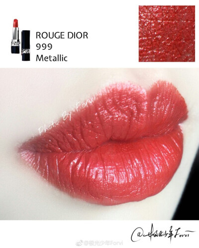 ROUGE DIOR 迪奥 金属 999 Metallic 试色
金属999，新色，大红底色加入细密闪片，没到没朋友了，而且并不会因为加了闪就变得不日常，绝对的锦上添花，有点像唇膏版ysl46唇釉，值得买！
@极光少年forvi