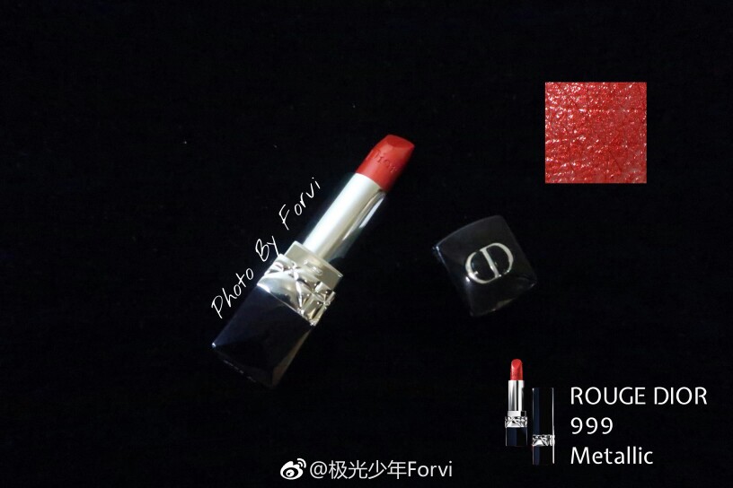 ROUGE DIOR 迪奥 金属 999 Metallic 试色
金属999，新色，大红底色加入细密闪片，没到没朋友了，而且并不会因为加了闪就变得不日常，绝对的锦上添花，有点像唇膏版ysl46唇釉，值得买！
@极光少年forvi