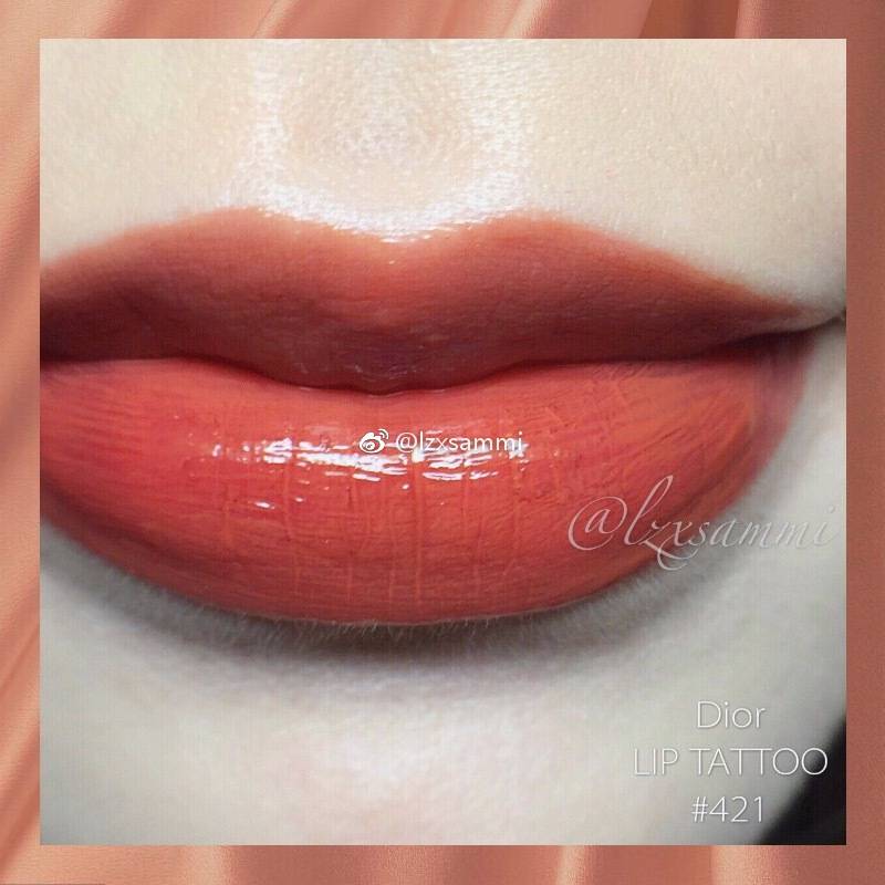 【Dior LIP TATTOO·421 Natural Beige】真真真好看！香味很像太妃糖，脏橘？砖红调的焦糖牛奶色！超特别！刚涂颜色比较浅，会慢慢变红，特别适合打底叠涂！染唇液质地很清爽，很持久有点难卸❣️
@lazsammi
