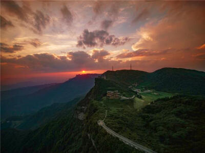 航拍金佛山：朝霞对夕阳 浓雾对晴川