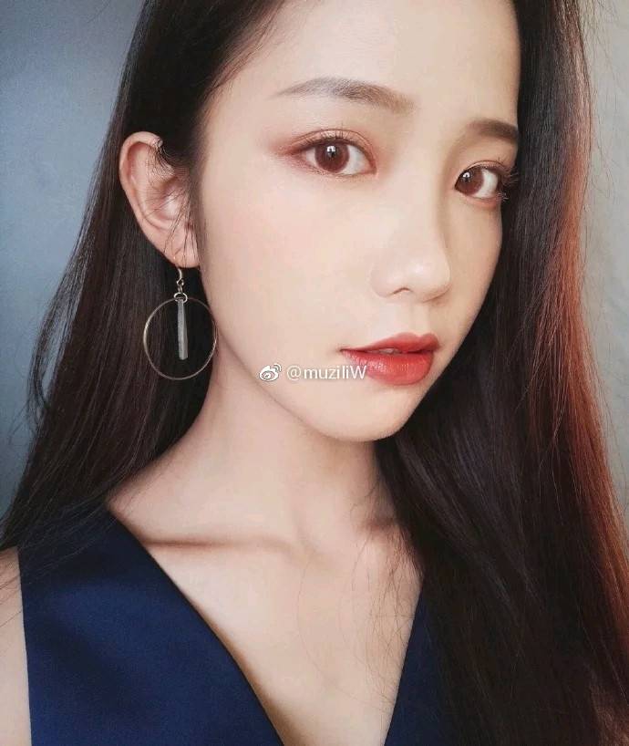 美瞳安利
粉咖
自然系偏咖色 上眼敲温柔 
