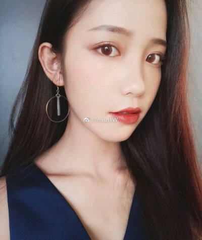 美瞳安利
粉咖
自然系偏咖色 上眼敲温柔 