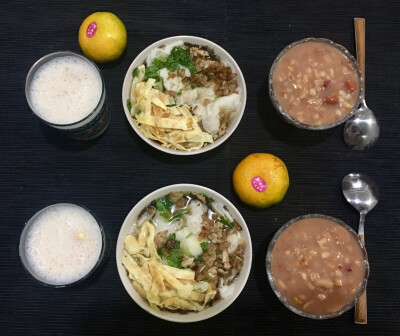 小馄饨，豆奶，八宝粥，橘子