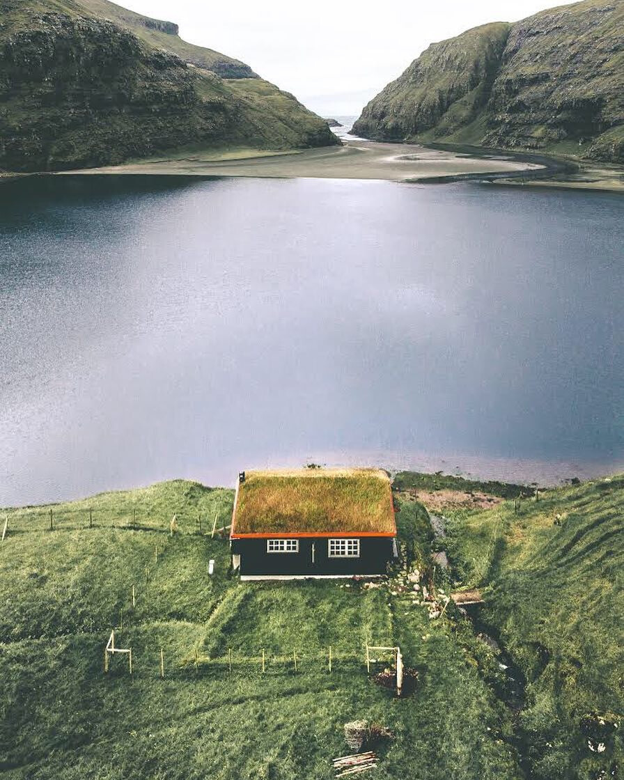 远方的风景 绿
湖泊小屋与山。做背景图