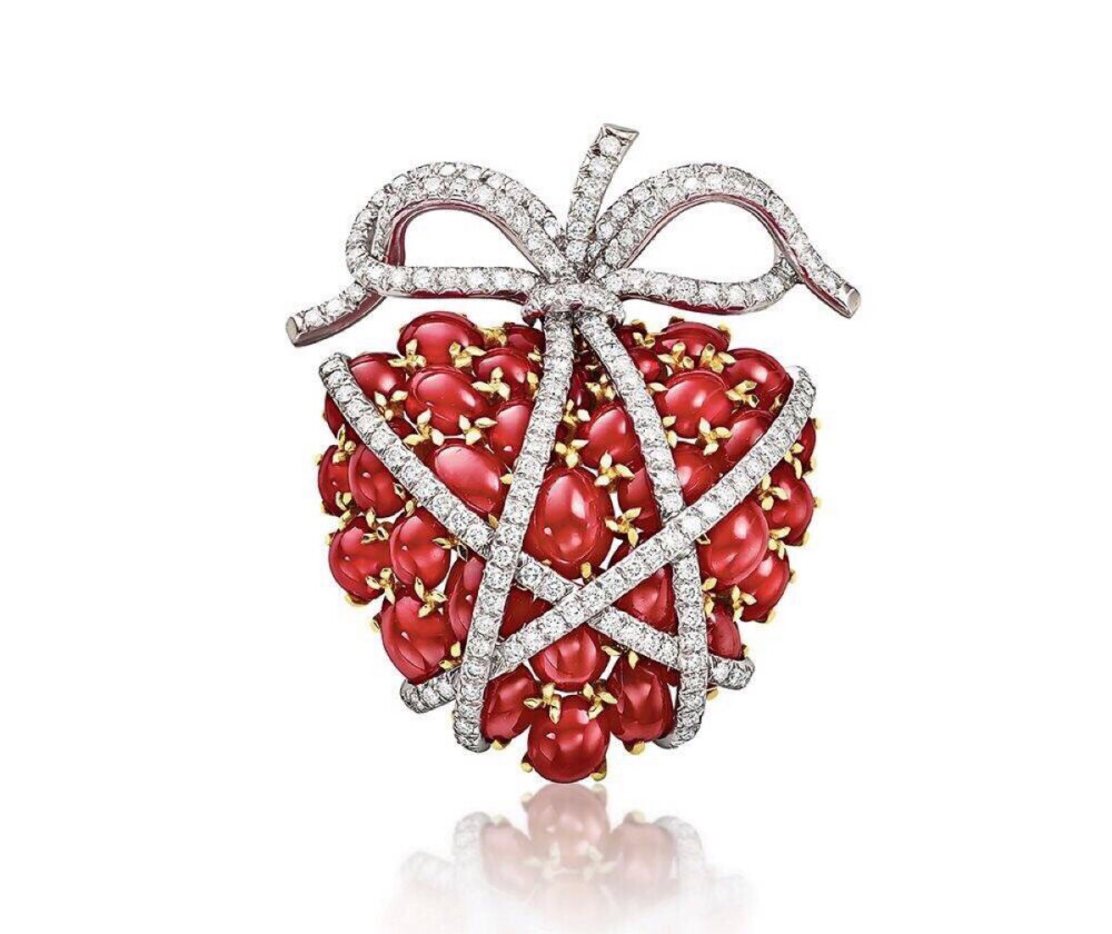 Verdura 铂金胸针
展览：Masterpiece London 伦敦精品展
Wrapped Heart 铂金胸针，镶嵌红宝石、钻石