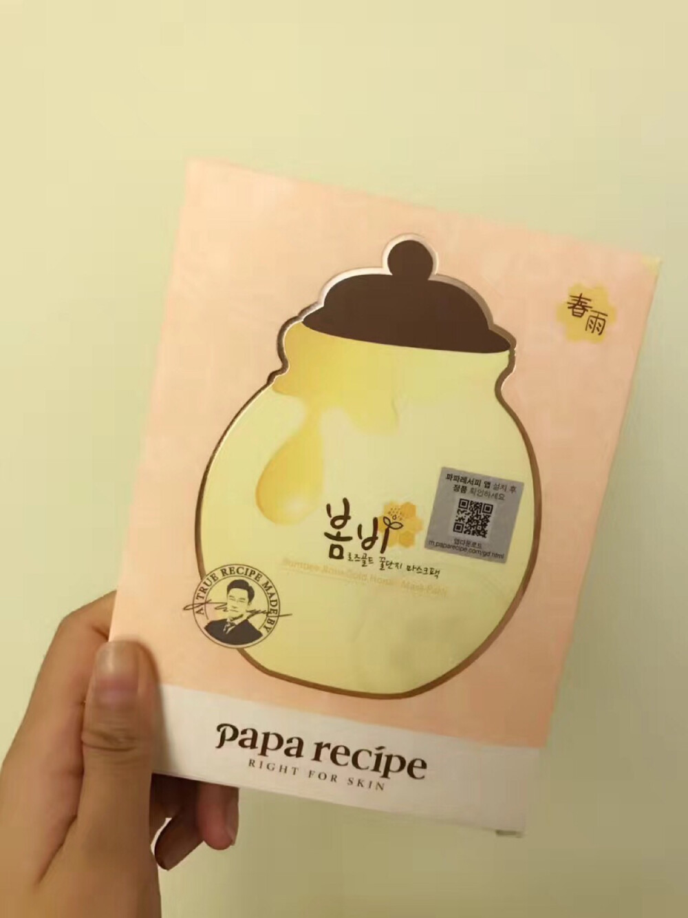 Papa recipe 春雨玫瑰24K黄金蜂巢面膜
集合春雨家所有面膜的优点，贵妇首选敷完完全不油腻，真正体验到一分钱一分货。玫瑰精油使肌肤更加保湿与滋润脆弱肌肤恢复弹力✅调理肌肤✅祛除油痘✅为肌肤天然注入营养✅花蜜提取物蜂巢提取物蜂王浆提取物24K金大马士革粉玫瑰提取物玫瑰提取物珍珠添加物，透明酸质等。