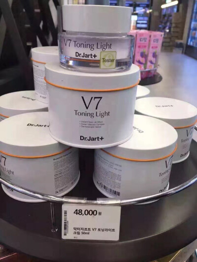 Dr.Jart+的V7素颜霜不是化妆品不用卸妆的，属于懒人霜里面含有很多维生素对肌肤特别好..它属于提亮肤色的面霜，防止色素沉淀，改善色斑，很水润，急着出门能为你SOS急救肤色具有绝佳的修复功能，快速补水并锁水，瞬…