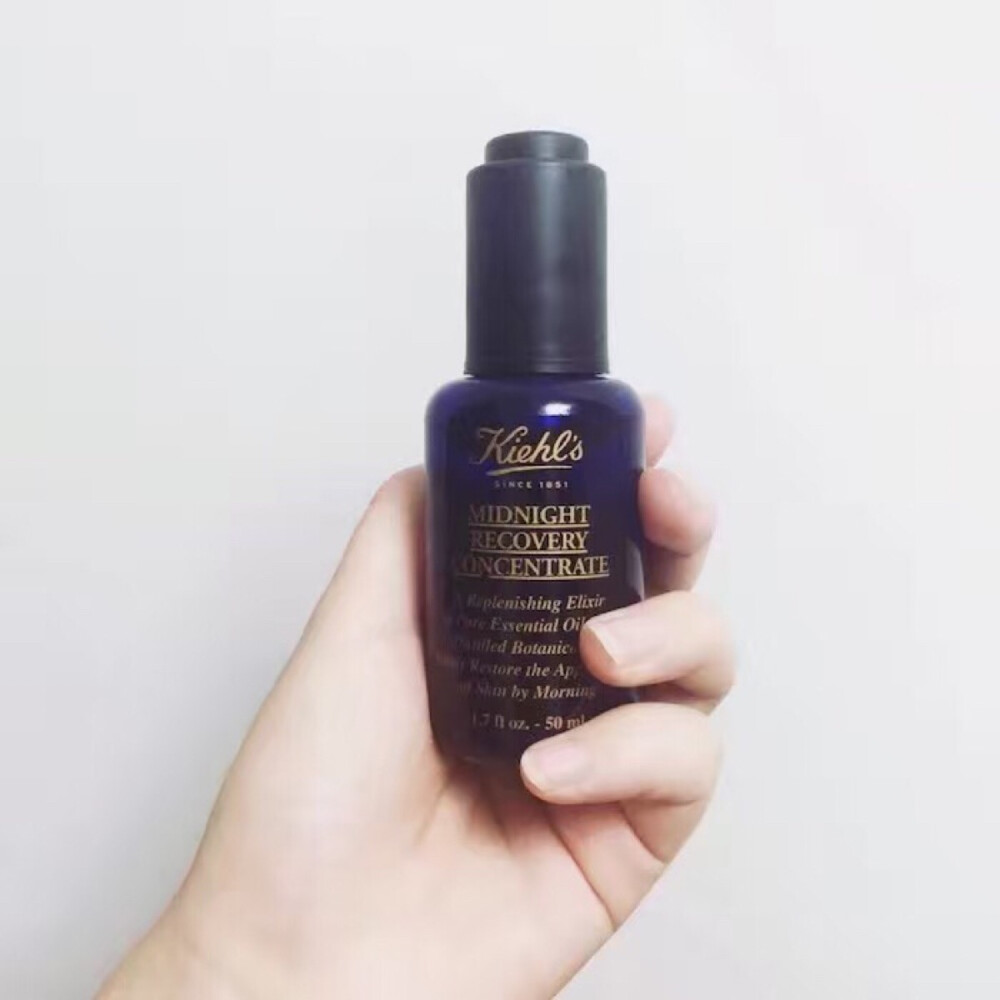 Kiehl’s系列 科颜氏蓝精灵午夜修护精华，这款修护精华最近人气特别旺，简直就是无人不知，无人不晓的产品。效果轻松可见，而且适合所有肤质的小姐妹们。虽然是油状质地，但是吸收很好，而且不会觉得油腻。精华用量很省每次只需3滴，第二天起床后，明显可以感到皮肤柔软细嫩。回购率几乎是95%以上的。