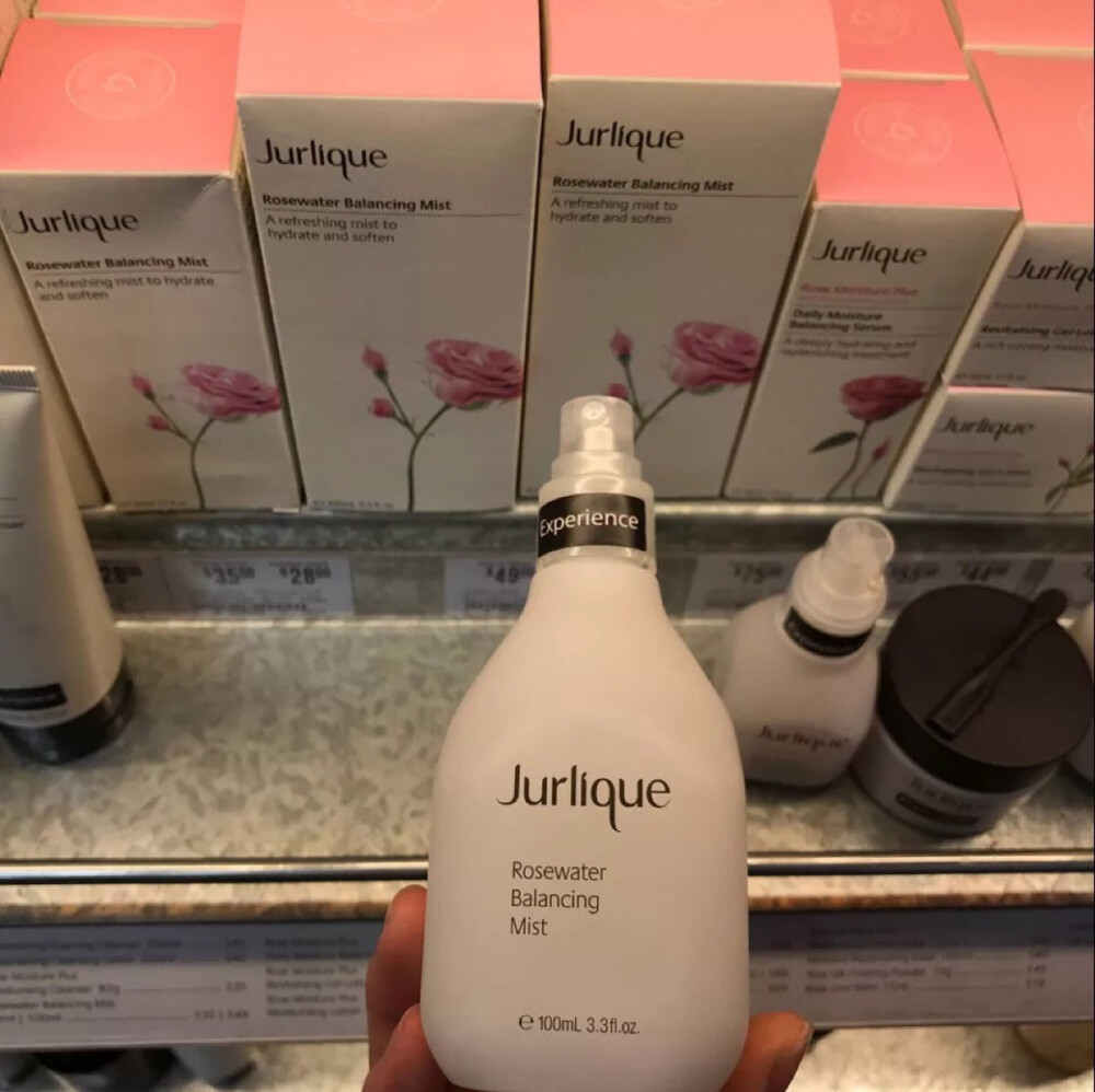 jurlique茱莉蔻玫瑰保湿喷雾
茱莉蔻家的东西主打的就是纯天然，尤其是玫瑰系列的产品，这个保湿喷雾更是玫瑰系列的主打品，保湿效果也特别好，用完之后会感觉，脸部香香的，过会儿会感觉滑滑的，补水补进去的感觉，连着使用效果会更好，喷雾里面我觉得是补水效果最好的一只了，喷雾特别的细，上脸很舒服，亮亮的有光泽，舒缓皮肤效果很好，真心建议人手一瓶！