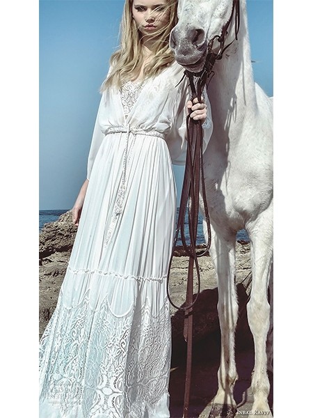 Inbal Raviv 最新发布2017婚纱礼服系列，主打现代波西米亚风格，采用独特的织物花边和钩编细节，每一件都是精致浪漫的新娘嫁衣。