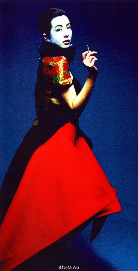 Joey Wong for Vogue Taiwan January 2002 photographed by Lee Shou-Chih.
法国编辑未曾亲睹过王祖贤的电影，替叶锦添画集选照入刊时，却一下相中她为台湾版《沃格》所拍“Drama & Reality”主题editorial残漏的拾遗——
几何形的红绸褶裙来自Issey Miyake，缠绕的流苏金穗，像个诡艳的剪纸娃娃，被尘封于落灰的抽屉内，一身颓废的锦绣华丽；
神巫仙妖般的东方美，冰冷迷幻的墨蓝色，换了现代装的“阿婴”依旧是个不啖凡俗烟火的梦中人，宛若低温的昔日红伶，像达利油画里缺失了时针、分针、秒针的钟，提醒人们时间确确存在，却又不曾逗留在她附近，是恒久不熄的艺术。