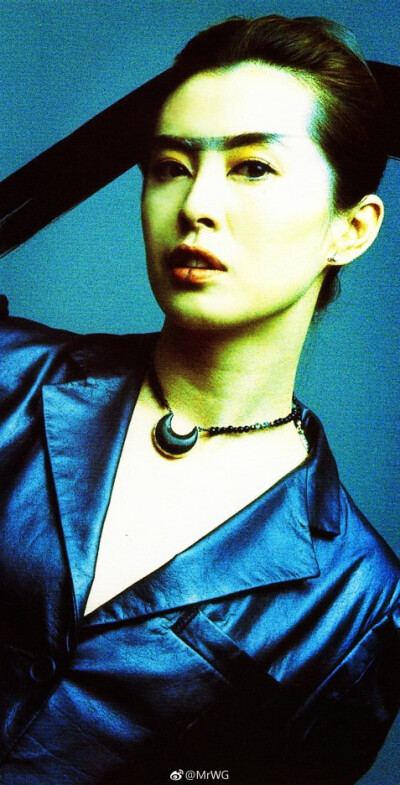 Joey Wong for Vogue Taiwan January 2002 photographed by Lee Shou-Chih.
法国编辑未曾亲睹过王祖贤的电影，替叶锦添画集选照入刊时，却一下相中她为台湾版《沃格》所拍“Drama & Reality”主题editorial残漏的拾…