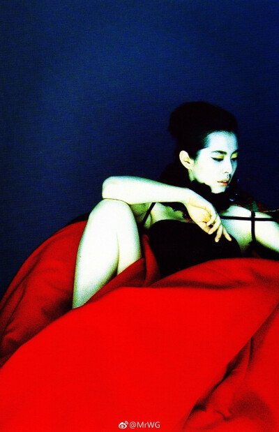 Joey Wong for Vogue Taiwan January 2002 photographed by Lee Shou-Chih.
法国编辑未曾亲睹过王祖贤的电影，替叶锦添画集选照入刊时，却一下相中她为台湾版《沃格》所拍“Drama & Reality”主题editorial残漏的拾…