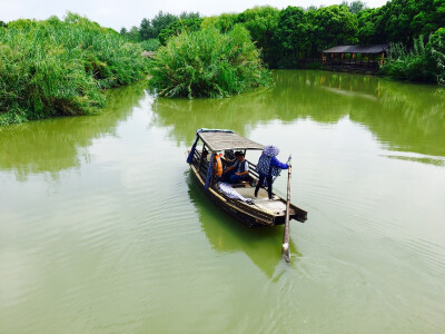 沙家浜风景区 撑伞摇船，旧蓝花布手工制成的布艺,韵味十足，典雅又不失庄重