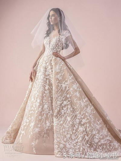 黎巴嫩设计师Saiid Kobeisy的2018年婚礼系列，为现代的浪漫新娘设计了独特又华丽的婚纱作品：一部分作品以丰富的珠宝做点缀，一部分作品饰有花绣和华丽的蕾丝花边，还有一件别致的连身裙，以及一件宽大的套裙。每一…