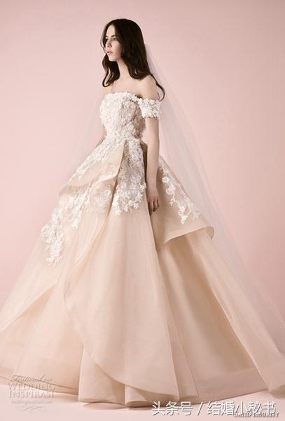 黎巴嫩设计师Saiid Kobeisy的2018年婚礼系列，为现代的浪漫新娘设计了独特又华丽的婚纱作品：一部分作品以丰富的珠宝做点缀，一部分作品饰有花绣和华丽的蕾丝花边，还有一件别致的连身裙，以及一件宽大的套裙。每一件都美得惊人！
