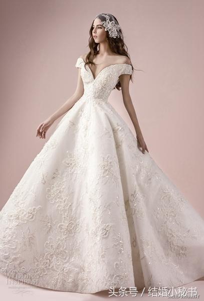 黎巴嫩设计师Saiid Kobeisy的2018年婚礼系列，为现代的浪漫新娘设计了独特又华丽的婚纱作品：一部分作品以丰富的珠宝做点缀，一部分作品饰有花绣和华丽的蕾丝花边，还有一件别致的连身裙，以及一件宽大的套裙。每一件都美得惊人！
