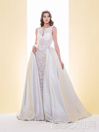 黎巴嫩设计师Saiid Kobeisy的2018年婚礼系列，为现代的浪漫新娘设计了独特又华丽的婚纱作品：一部分作品以丰富的珠宝做点缀，一部分作品饰有花绣和华丽的蕾丝花边，还有一件别致的连身裙，以及一件宽大的套裙。每一…